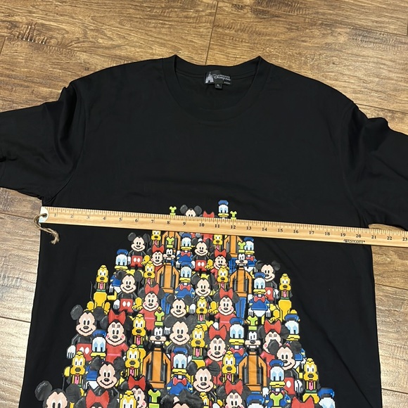 Disneyland Hong Kong size XL multi character short sleeve t-shirt - Picture 11 of 11